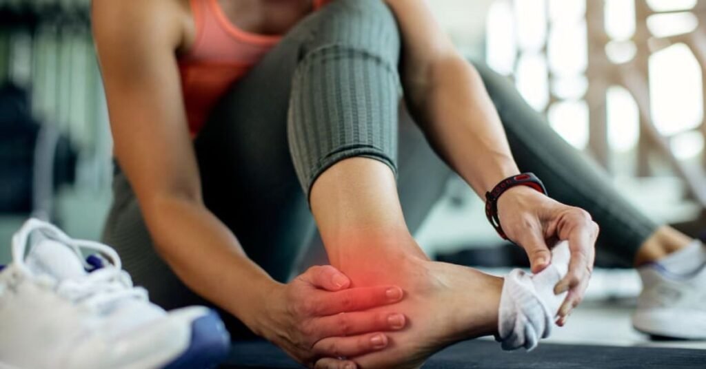 Persona con dolor en el tendón de Aquiles aplicando tratamiento en la zona del talón