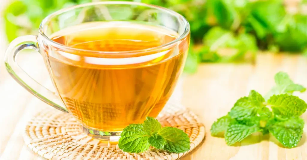 Té de poleo menta con limón y miel, remedio natural saludable