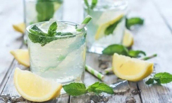 Infusión de hierbabuena y limón para mejorar la digestión y aliviar la náusea.